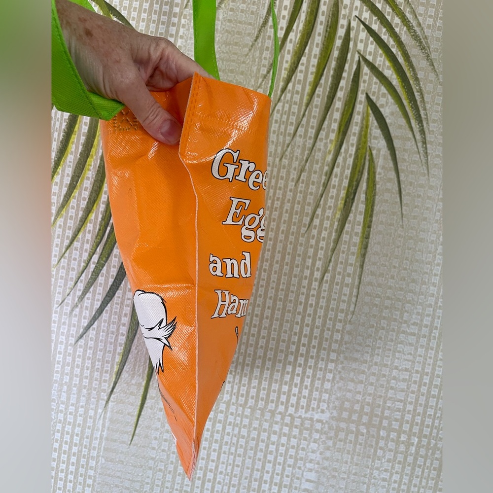 Dr. Seuss Green Eggs and Ham gift bag orange with green handle - Picture 3 of 4